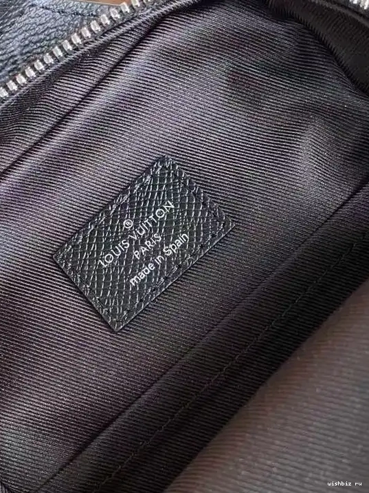WIS OUTDOOR SLINGBAG LOUIS VUITTON 0628